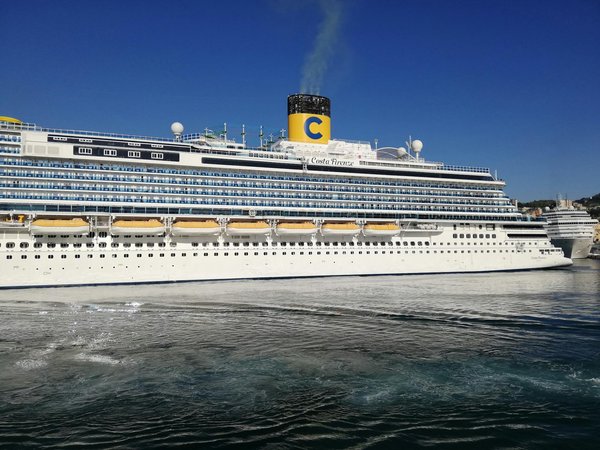 Est-il possible de louer un riad à Marrakech avec des cours de cuisine marocaine et des excursions dans le désert?