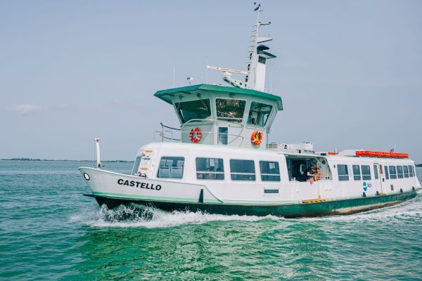 Quels sont les meilleurs itinéraires pour une croisière en bateau à voile autour des îles Cyclades, Grèce : conseils et arrêts incontournables ?